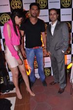 Yuvraj Singh, Pooja Chopra at Gold Gym relaunch in Mumbai on 20th Aug 2013 (71).JPG